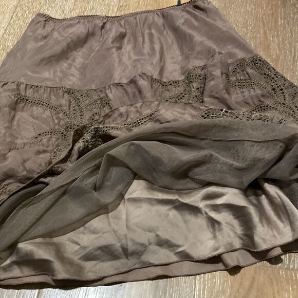 Gold hawk taupe silk skirt with two under layers-Small - Picture 7 of 9
